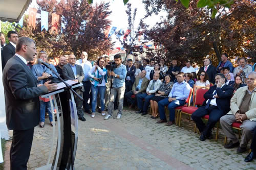 skdar Belediyesi'nin yerinde kentsel dnm program kapsamnda yapm tamamlanan Bahelievler Mahallesi Muhtarl yeni binas Bakan Hilmi Trkmen'in de katld trenle hizmete ald.