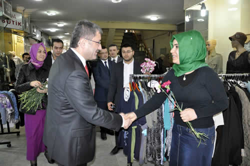 AK Parti Üsküdar Belediye Başkan Adayı Hilmi Türkmen, Üsküdar'ın en önemli alışveriş noktalarından birisi olan Emlak Çarşısı'nın esnaflarını ziyaret etti ve vatandaşlarla sohbet etti.
