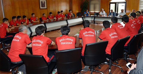 Üsküdar Belediye Başkanı Hilmi Türkmen, Amatör Lig'de iki ayrı kategoride dereceye giren Bağlarbaşı Spor Kulübü'nün genç sporcularını misafir etti.