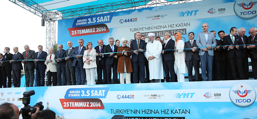İstanbul-Ankara hattında hizmet verecek Yüksek Hızlı Tren(YHT) Başbakan Recep Tayyip Erdoğan ile birçok bakan, milletvekili ve siyasi ile İstanbul Büyükşehir Belediye Başkanı Kadir Topbaş'ın katılımıyla düzenlenen törenle hizmete girdi.