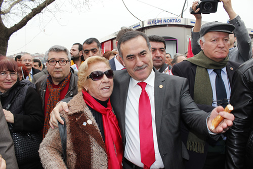 CHP Bykehir Belediye Bakan aday Mustafa Sargl, skdar'da esnaf ziyaret ederek, skdar Belediye Bakan Aday hsan zkes'i halka tantt ve vatandalara seslendi.