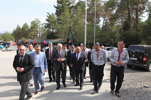 İstanbul Valisi Hüseyin Avni Mutlu, Ümraniye belediye başkanı Hasan Can, İstanbul Büyükşehir Belediyesi'nin Ümraniye Kent Ormanı'nda bulunan izci kampını ziyaret etti.
