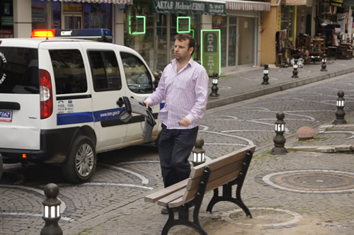 skdar Belediye binas'nn arka tarafnda bulunan eski vergi dairesi kaps yanna braklan pheli bir paket vatandalar tarafndan polise ihbar edildi.