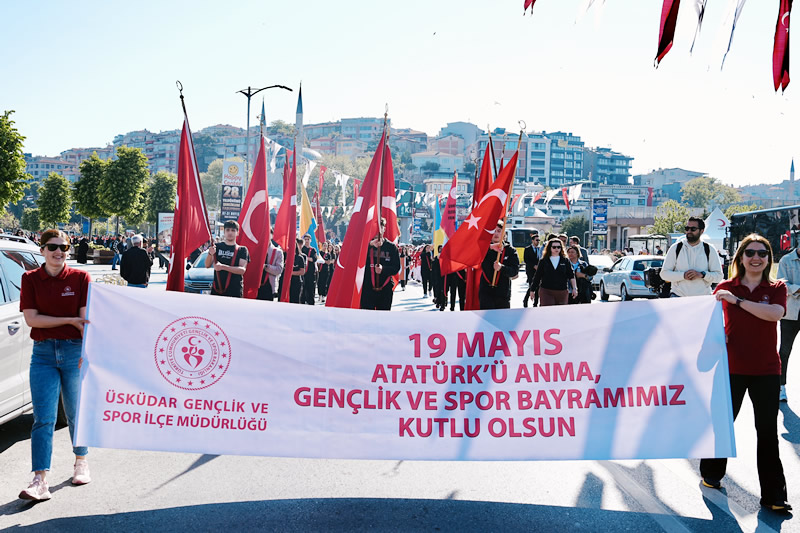 Sinem Dedeta, konser alannda kendisini Trk bayraklar eliinde cokuyla karlayan kalabala seslenerek, bayramlarn kutlad.