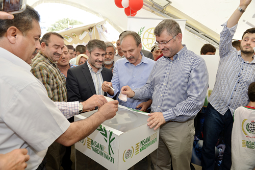 mmet Kermesi'nin yardm kumbarasna ilk destek, protokoldeki davetlilerden geldi.