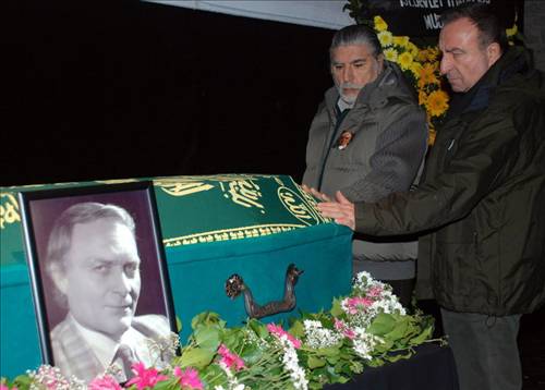 Usta sanatçı İstemi Betil son yolcuğuna Üsküdar'daki Tekel Sahnesi'nde düzenlenen törenle uğurlandı