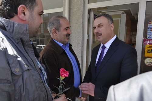 Kahvaltı programı sonrasında ise teşkilat mensupları ve AK Parti İstanbul 1. Bölge Milletvekili adayı Hasan Sert, esnaf ziyaretleri, ev ziyaretleri ile pazar yeri ziyareti gerçekleştirdi.