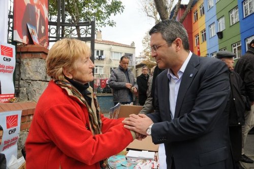 CHP stanbul l Bakan Ouz Kaan Salc da yesi olduu skdar ilesindeki Halil Rt lkretim Okulu'nda oy kulland.