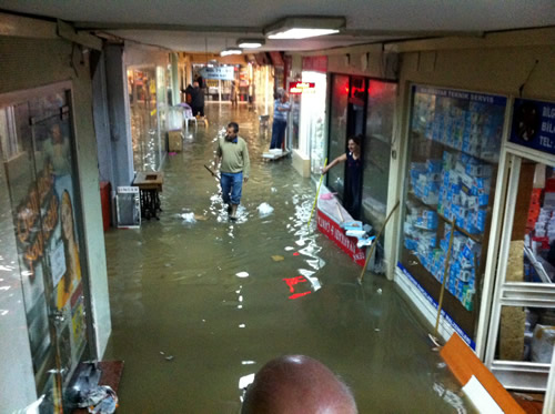 18 Mays 2012 cuma gn stanbul'un dier baz semtleriyle beraber skdar'da eine az rastlanr miktarda yamur yad.