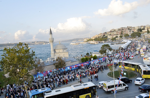 Ahmediye Meydan'nda toplanan binlerce skdarl, mehteran eliinde Hakimiyet-i Milli Caddesi'nden, Harem Sahil Yolu'nu takiben etkinliklerin gerekletirildii emsipaa Meydan'na kadar yrd.