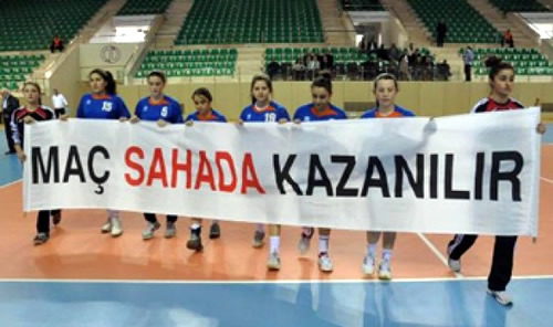 Üsküdar Belediyesi oyuncuları karşılaşmaya ''Maç sahada kazanılır'' yazılı pankarla çıkarken tribüne de taraftarları adına ''Golü masada yedik'' yazılı pankartı astılar.