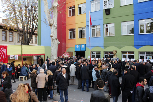 30 Mart 2014 yerel seçimleri için CHP Üsküdar'da değişik projeleri olan 7 belediye başkan aday adayı bundan yaklaşık 7 ay önce çıktıkları yolda tercih edilmeyerek saf dışı bırakıldı.