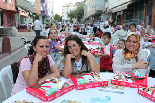 mraniye Belediyesi tarafndan verilen mahalle iftarlarnn sonuncusu Atatrk Mahallesi Mandra Caddesi'nde yapld.