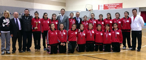 Üsküdar Nursen Fuat Özdayı Ortaokulu erkek hentbol takımı İstanbul birincisi oldu.