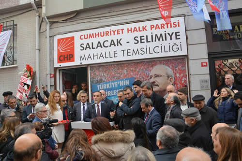 CHP Üsküdar İlçe Başkanı Erdoğan Altan, mahalle temsilciliği'nin açılışında yaptığı konuşmada katılım göstererek desteklerini esirgemeyen Üsküdarlılar, milletvekilleri ve ilçe örgütüne teşekkür etti.