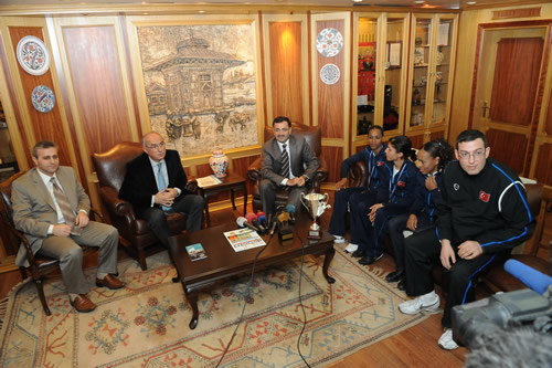 Büyük Bayanlarda şampiyonluğu kazanan Üsküdar Belediyespor takımı bugün Belediye Başkanı Mustafa Kara'yı ziyaret etti.