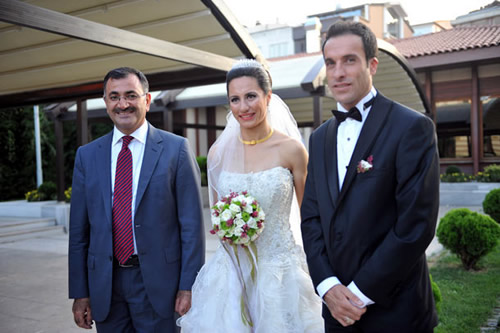 Düğüne Başbakan Recep Tayyip Erdoğan da ''Onur Konuğu'' olarak katıldı. Erdoğan düğünde Alptekin çiftinden ileride şampiyon olmak üzere en az 3 tane evlat istedi.