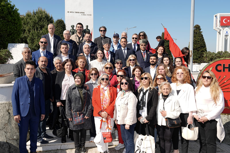 skdar skelesi’nden emsi Paa Atatrk Ant’na kadar bando eliinde yaplan yry ve antta dzenlenen sayg duruunun ardndan