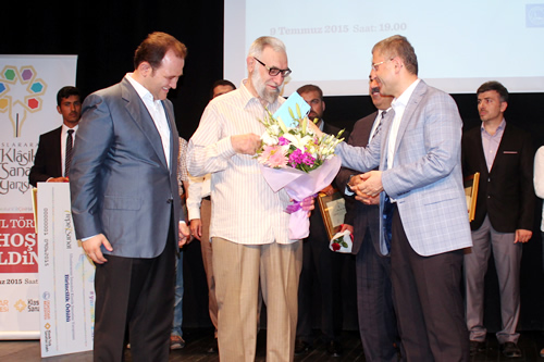Üsküdar Belediye Başkanı Hilmi Türkmen, yedi ayrı klasik sanat dalında dereceye giren yarışmacılara ödüllerini takdim etti.