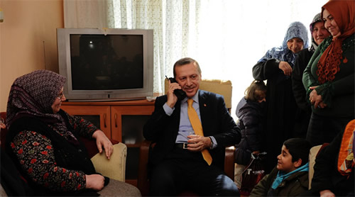 Başbakan Erdoğan Üsküdar'da kıldığı cuma namazı çıkışı kendisini evinin balkonundan çay içmeye davet eden bir vatandaşın evine konuk oldu.