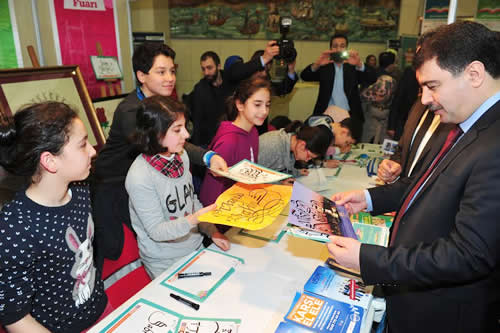 Üsküdar Belediyesi tarafından bu yıl ilki düzenlenen Üsküdar Kitap Fuarı'na vatandaşların yanı sıra siyaset ve sanat dünyasından çok yoğun ilgi gösteriliyor.