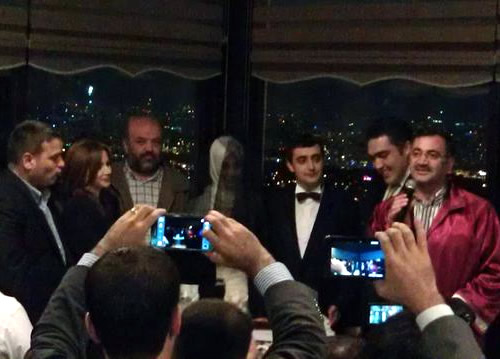 Üsküdar Belediye Başkanı Mustafa Kara, tartışma programlarında yaptığı aykırı çıkışlarıyla gündemde adından sıkça söz ettiren Esra Elönü ve Süleyman Civliz'in nikahını kıydı.
