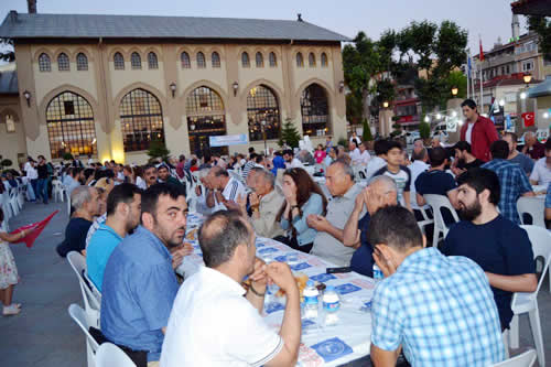 Üsküdar Ülkü Ocakları tarafından Bağlarbaşı Kültür ve Kongre Merkezi bahçesinde açık havada birlik ve beraberlik iftarı düzenlendi.