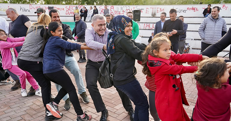 skdar Belediye Bakan Hilmi Trkmen ''lk Orucum lk ftarm'' programnda depremzede aileler ve ocuklaryla birlikte skenderun'da iftar yapt.