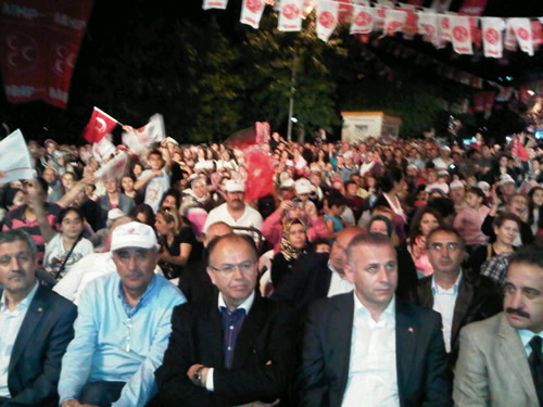 MHP skdar le Bakanl'nn dzenlemi olduu gecede Bulgrlu sakinleri smail Trt'le cotu.