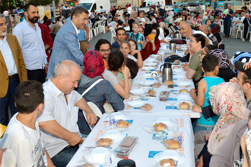 skdar Belediyesi'nin Ramazan ay boyunca 24 mahallede verdii sokak iftarlarnn nceki gnk adresi Bulgurlu oldu.