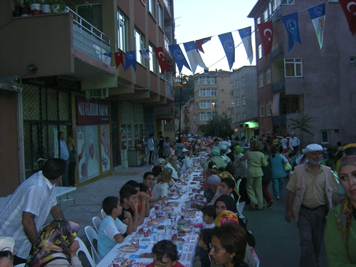 Çengelköy Mahallesi sokak iftarı