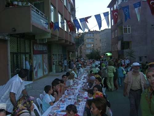 engelky Mahallesi sokak iftar