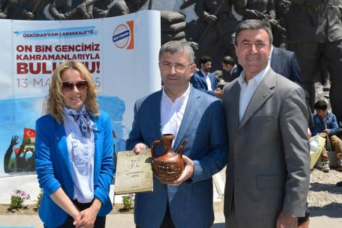 AK Parti Eceabant İlçe Başkanı Ergün Gören, düzenlenen etkinlikten ötürü Başkan Hilmi Türkmen'e, ''Vazo'' hediye etti.