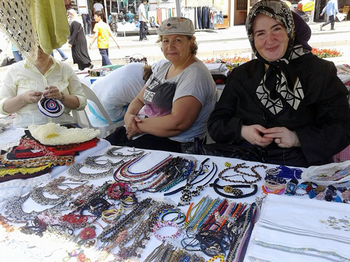 skdar Belediyesi'nin sosyal belediyecilik kapsamnda destekledii giriimlerden biri olan Kp (Kadn El rnleri Pazaryerleri Projesi), gn getike bymeye ve kadnlarn bir araya gelerek hem aile ekonomisine hem toplumsal birlie katk saladklar bir proje olmaya devam ediyor.