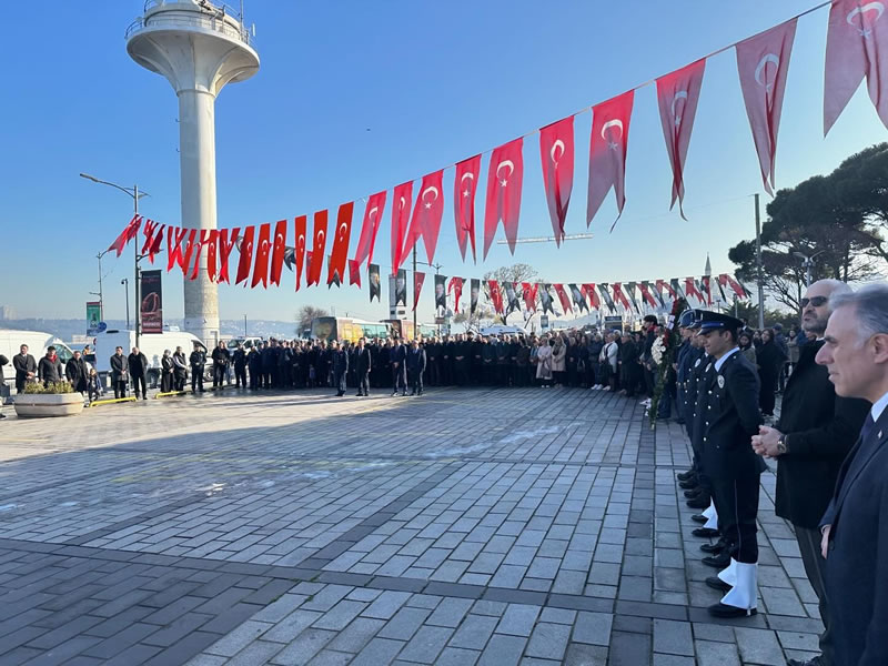 18 Mart anakkale Zaferi'nin 109. yl skdar emsipaa Meydan'nda dzenlenen resmi trenle kutland.