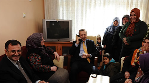 Başbakan Erdoğan Üsküdar'da kıldığı cuma namazı çıkışı kendisini evinin balkonundan çay içmeye davet eden bir vatandaşın evine konuk oldu.