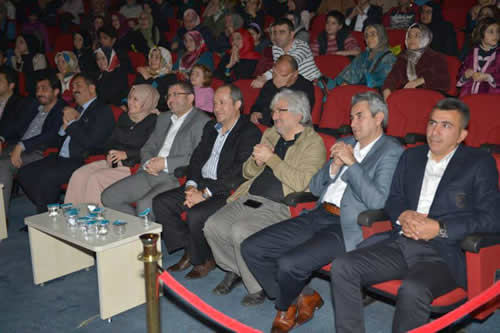 Üsküdar Kaymakamı Mustafa Güler, Üsküdar Belediye Başkan Yardımcısı Hilmi Türkmen ve Marmara Üniversitesi İlahiyat Fakültesi dekanı Ali Köse programı birlikte izledi.