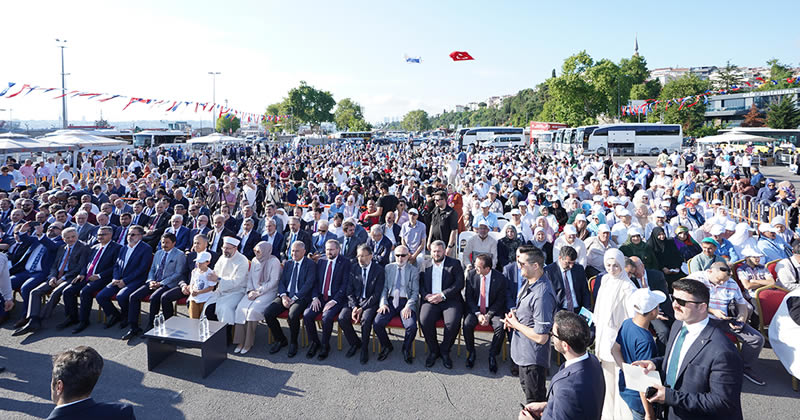 skdar Belediyesi pandemi nedeniyle kutsal grevini yerine getiremeyen hac adaylarn en mutlu gnlerinde yalnz brakmad.