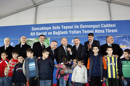 Sefa Tepesi'nde yaplan temel atma trenine stanbul Bykehir Belediye Bakan Kadir Topba, Sancaktepe Belediye Bakan smail Erdem, skdar Belediye Bakan Mustafa Kara, mraniye Belediye Bakan Hasan Can, Sancaktepe Kaymakam Feyzullah zcan ve ok sayda davetli katld.