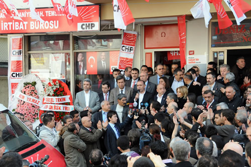 CHP Genel Başkan Yardımcısı Gürsel Tekin Üsküdar, Burhaniye'de seçim irtibat bürosu açtı