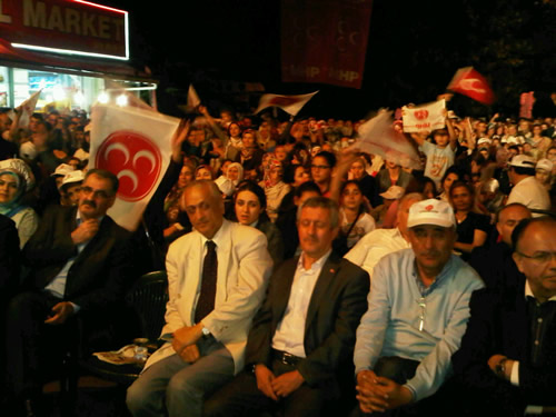 MHP skdar le Bakanl'nn dzenlemi olduu gecede Bulgrlu sakinleri smail Trt'le cotu.