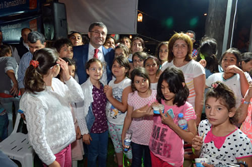 Üsküdar Şemsipaşa'daki kır bahçesinde gerçekleştirilen çok özel iftar programına, ilk kez oruç tutan 700 çocuk ve aileleri katıldı.