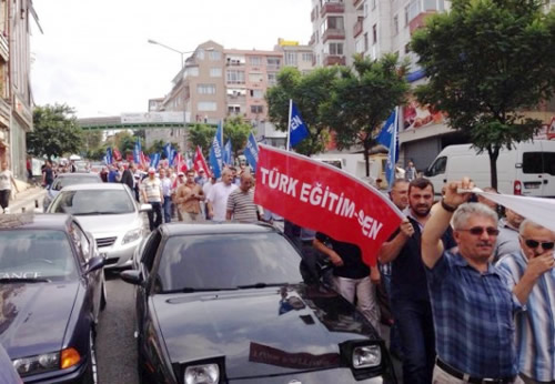 Görevden alınan okul müdürleri Üsküdar'da eylem yaptı