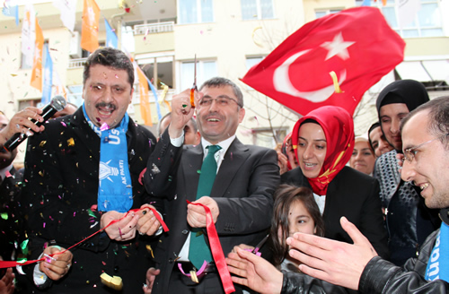 AK Parti Üsküdar Belediye Başkan Adayı Hilmi Türkmen, ''Bizler gönül adamıyız. Biz biliyoruz ki, insanların gönlüne girmek önemlidir''