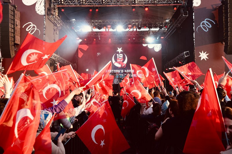 skdar’da 19 Mays Atatrk’ Anma ve Genlik ve Spor Bayram kutlamalar kapsamnda “Mor ve tesi” sahne ald.