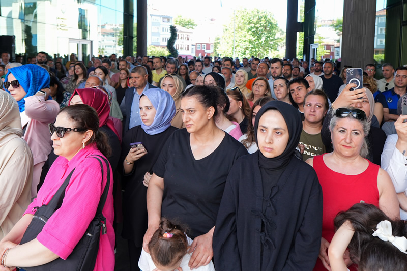 Bakan Dedeta, personellerle bayramlat ve hatra fotoraflar ektirdikten sonra tren sona erdi.