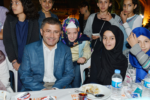 Üsküdar Belediyesi, Ramazan ayının ilk gününde düzenlediği ''Niyetlendim İlk Oruca Ramazan Şehri Üsküdar'da'' etkinliğinde yaklaşık bin çocuğu iftarda programında bir araya getirdi.
