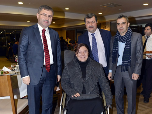 Başkan Hilmi Türkmen, yemeğe katılan gazetecilerin masalarını ziyaret ederek gazeteciler gününü tebrik etti.
