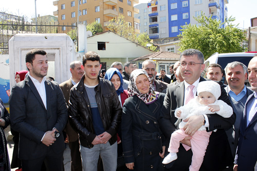 AK Parti Üsküdar Belediye Başkan Adayı Hilmi Türkmen, oyunu kullanmak üzere saat 11:15'te ikamet ettiği Küplüce Mahallesi'ndeki Lions İlkokulu'na geldi.