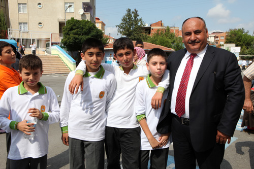 mraniye Belediye Bakan Hasan Can, Aa Dudullu lkretim Okulu'nda eitim sezonunun ilk gn nedeniyle dzenlendii programa katld.